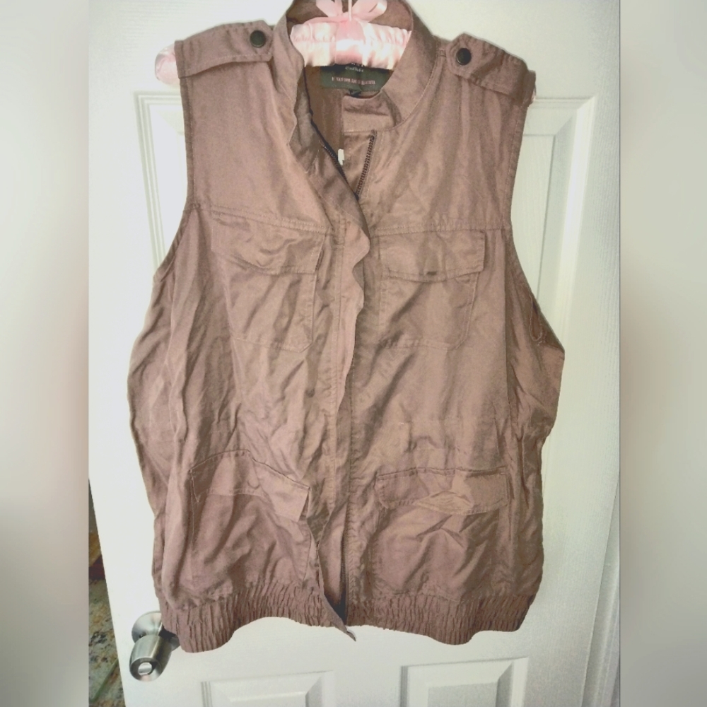 Brand New with tags Dark Mauve Torrid utility vest pockets zippers size 00 m/l